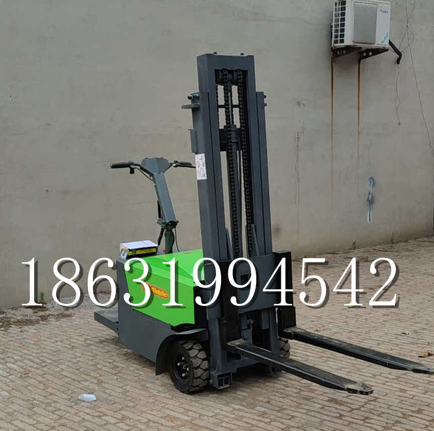 柳河县优程全电动叉车插腿式堆高车液压装卸车1.5吨升高小型站驾式铲车